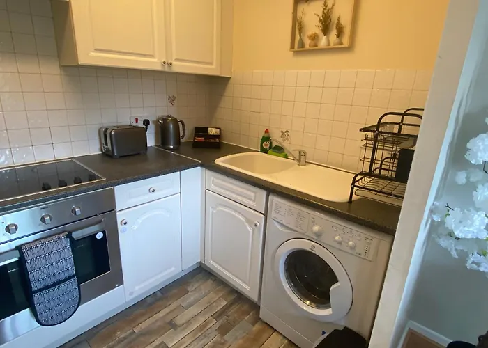Lovely 2 Dbl Bed Apartment Near Heaton Park And North Manchester Hospital With Parking