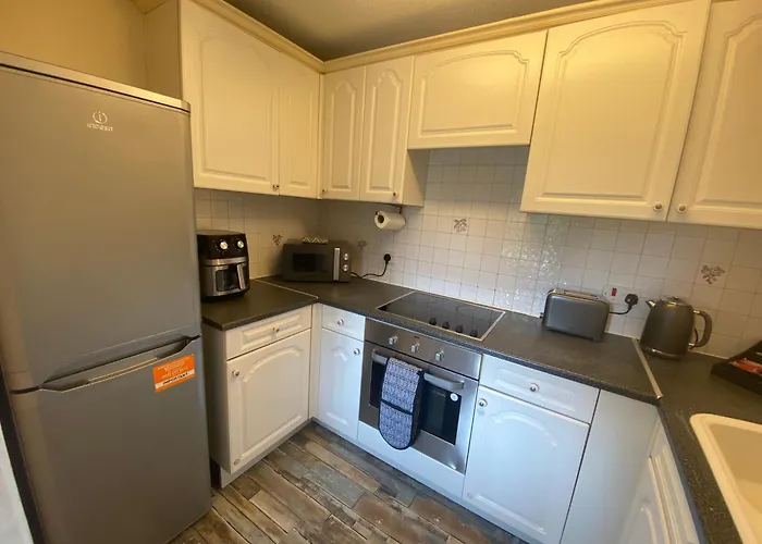 Lovely 2 Dbl Bed Apartment Near Heaton Park And North Manchester Hospital With Parking